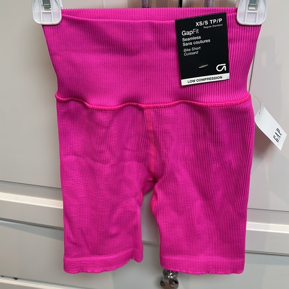 GapFit Seamless ribbed Bike Short - Picture 2 of 3